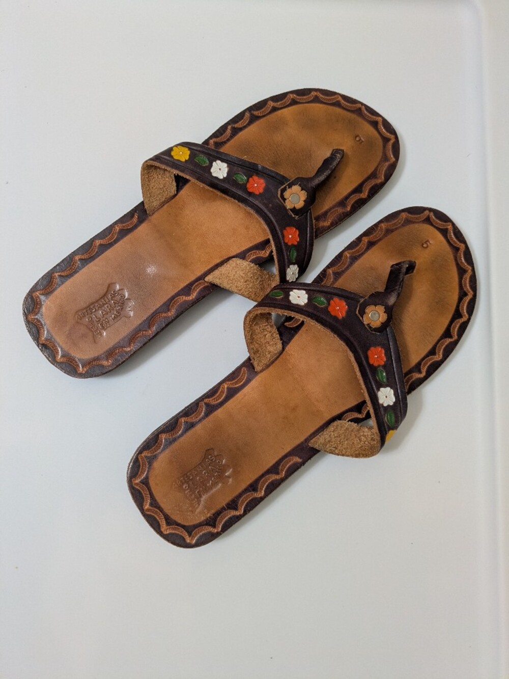 Vintage handmade Mexican leather thong with floral embroidery. Women's size 8